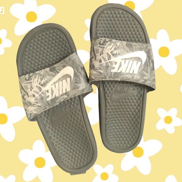 Women’s Nike Slides - Picture 1 of 4